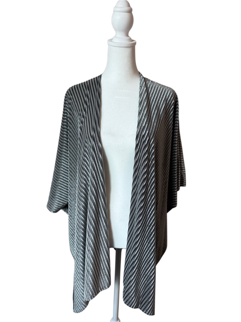 NWT Do Everything in Love Anthropologie Silver Velvet Stripe Kimono One Size